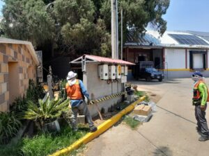 Equipo Agryaa realizando instalación de paneles solares agrícolas