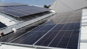 Equipo Agryaa instalando paneles solares agrícolas en campo abierto