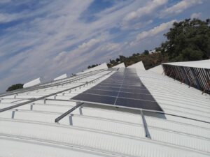 Equipo Agryaa trabajando en instalación de sistema solar agrícola