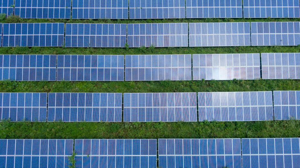 Panel solar moderno instalado en entorno residencial o comercial por Agrya
